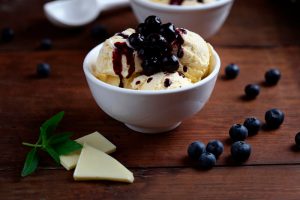 helado de yogur con cerezas